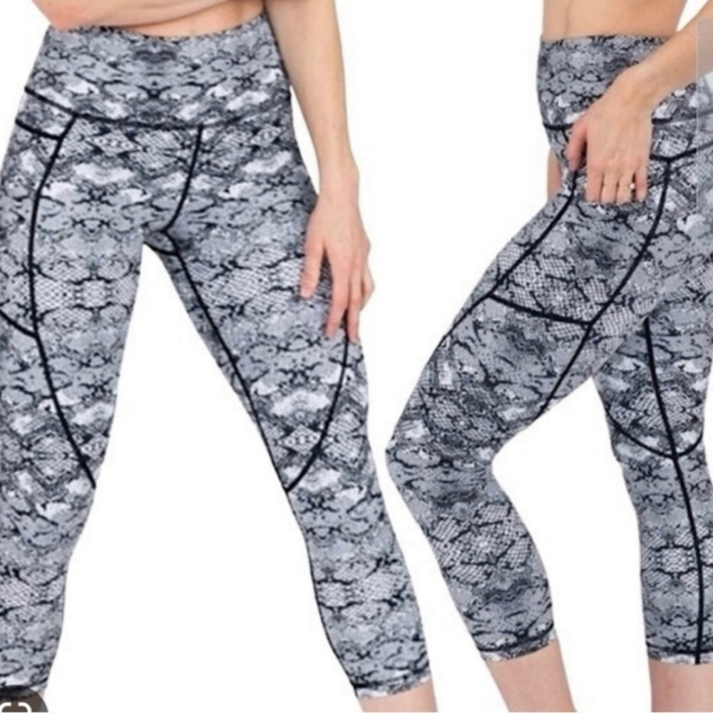 ZYIA Cobra Metallic Pocket Light n Tight Hi-Rise Capri 20” 8-10 Snake Leggings